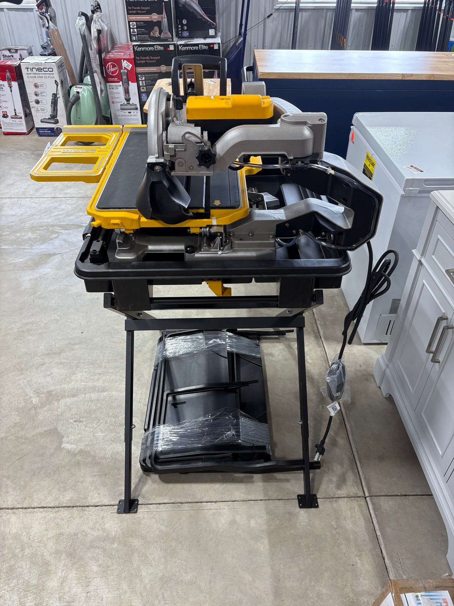Brand new DEWALT 10 in. High Capacity Wet Tile Saw with Stand