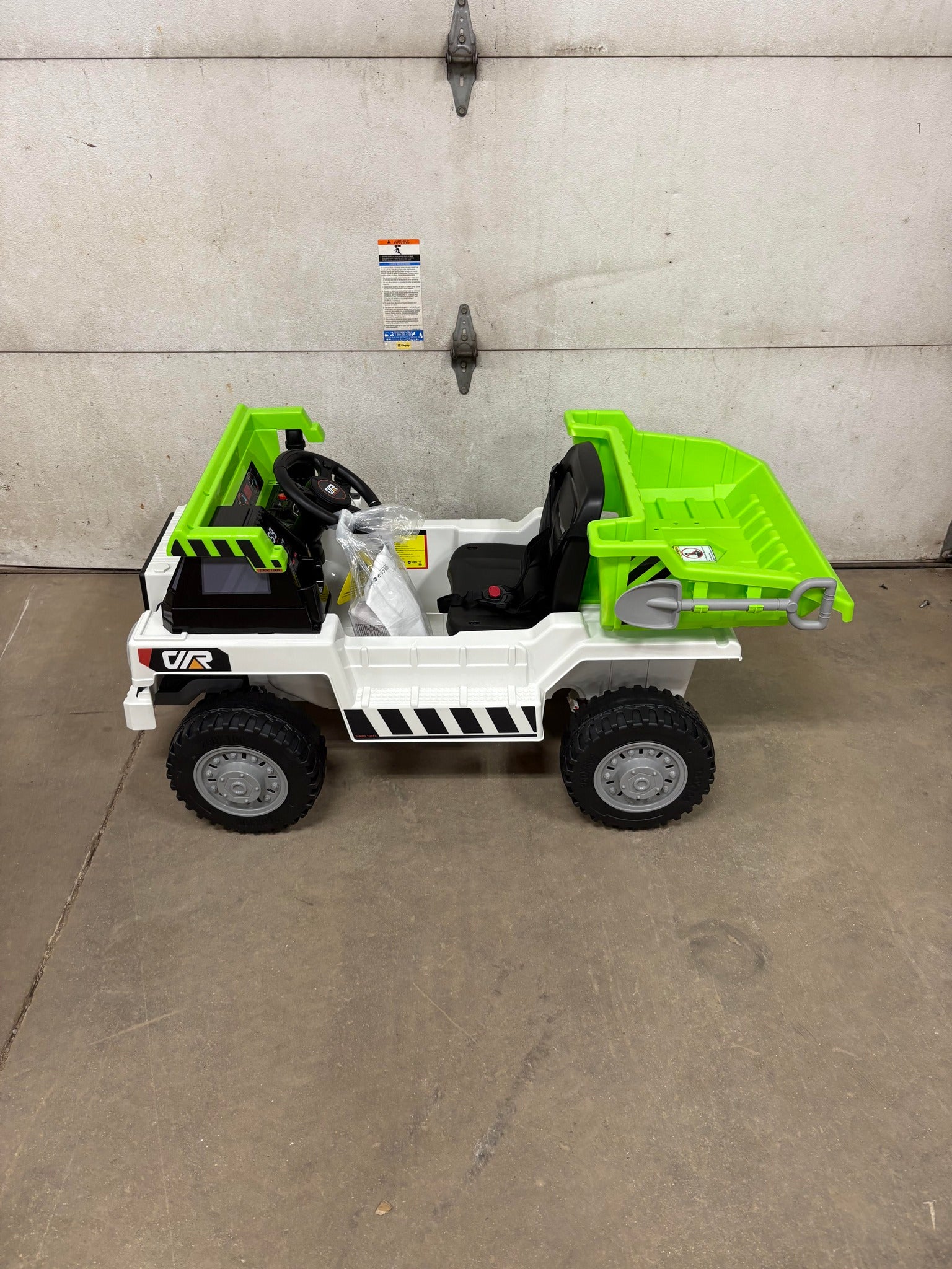 Brand new and fully assembled Ride on Dump Truck for Kids 4-8, 12V 4WD Kids, Electric Dump Bed and Shovel, Two Speeds