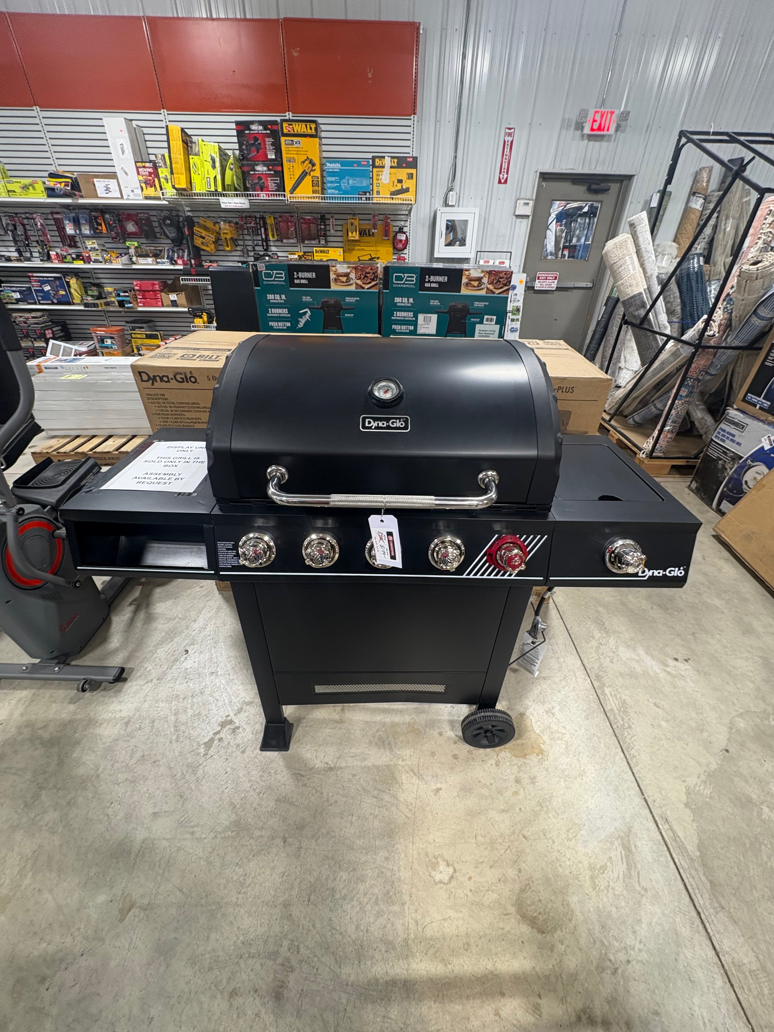 Brand new Dyna-Glo 5-Burner Propane Gas Grill in Matte Black with TriVantage Multifunctional Cooking System