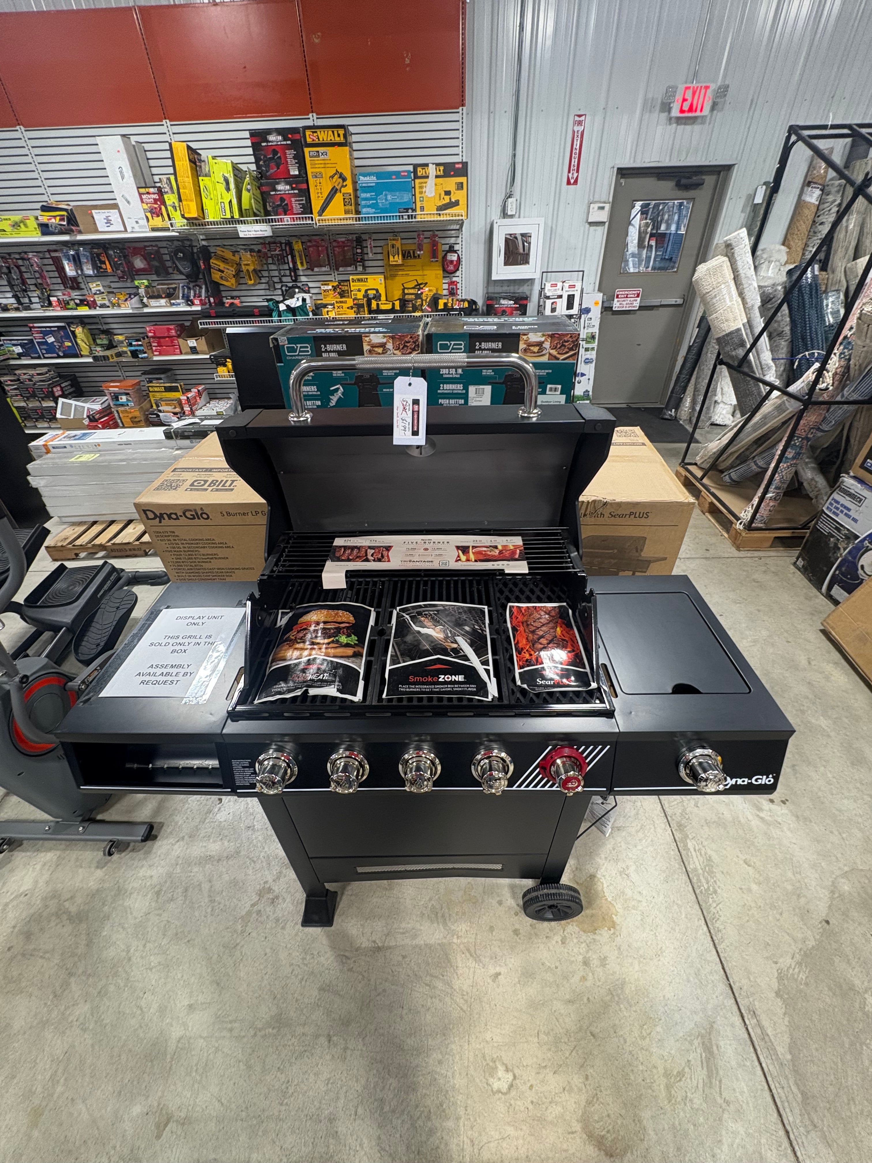 Brand new Dyna-Glo 5-Burner Propane Gas Grill in Matte Black with TriVantage Multifunctional Cooking System