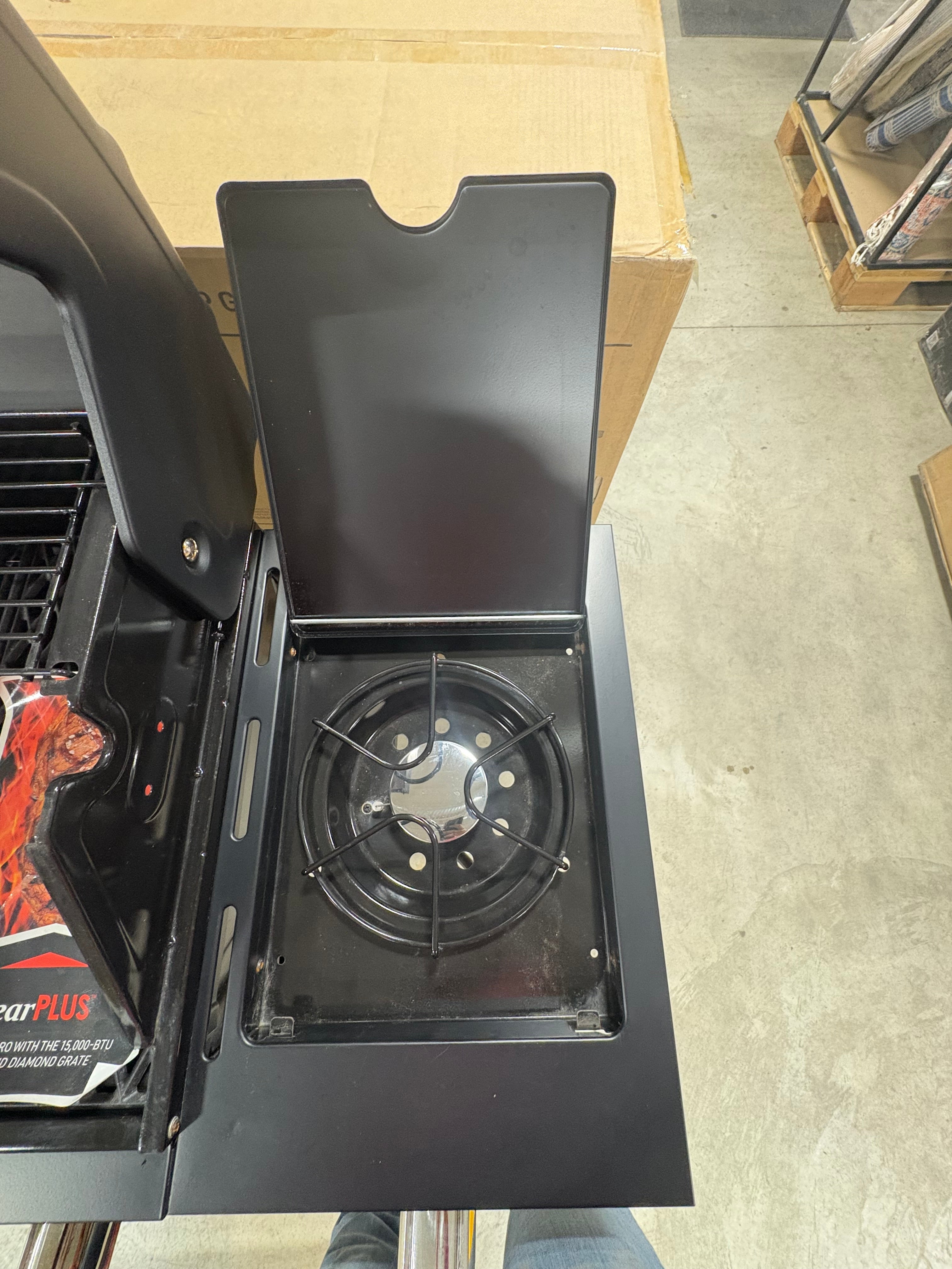 Brand new Dyna-Glo 5-Burner Propane Gas Grill in Matte Black with TriVantage Multifunctional Cooking System