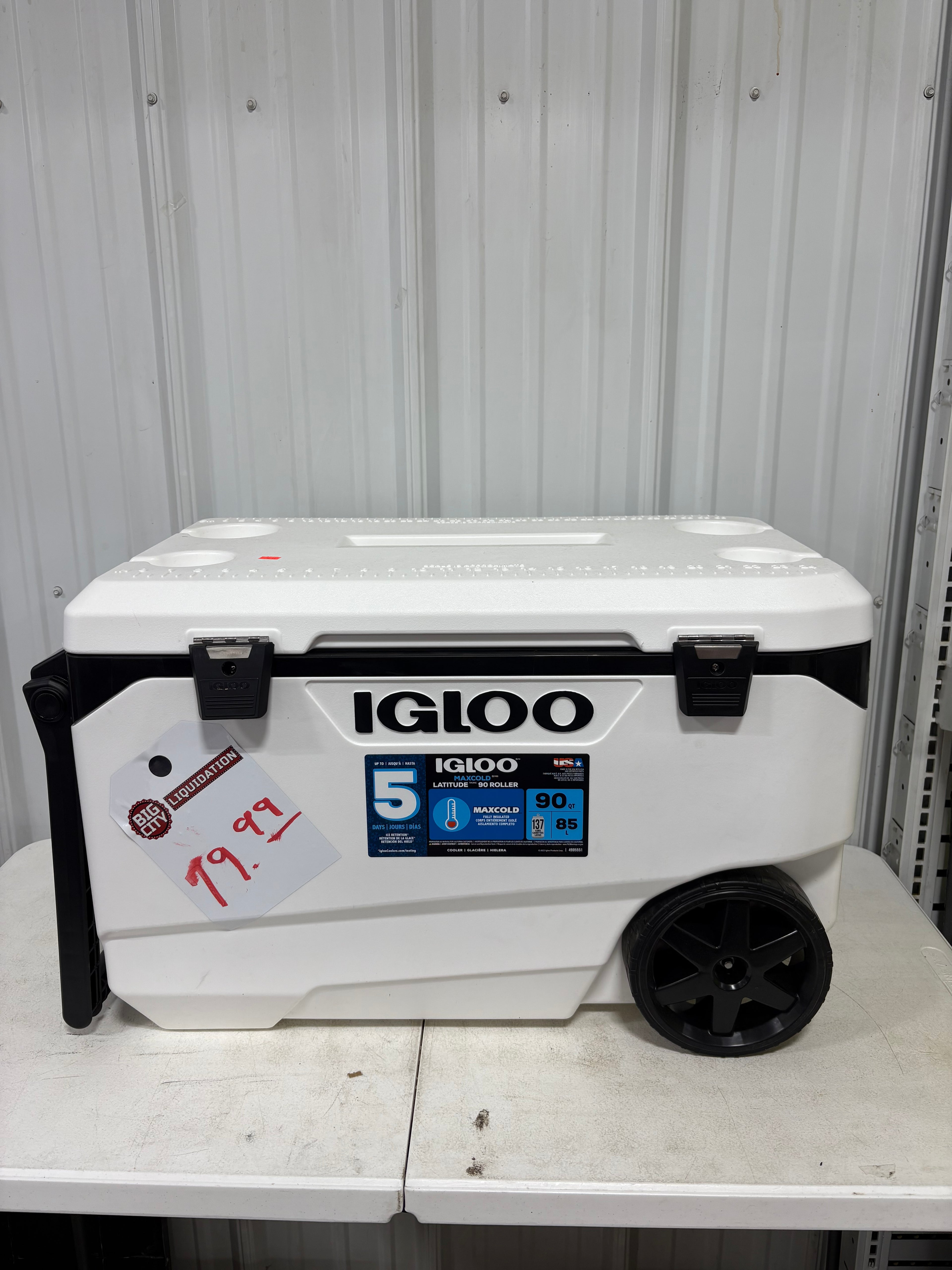 Brand new Igloo Latitude 137 Cans 90 Quart Rolling Cooler
