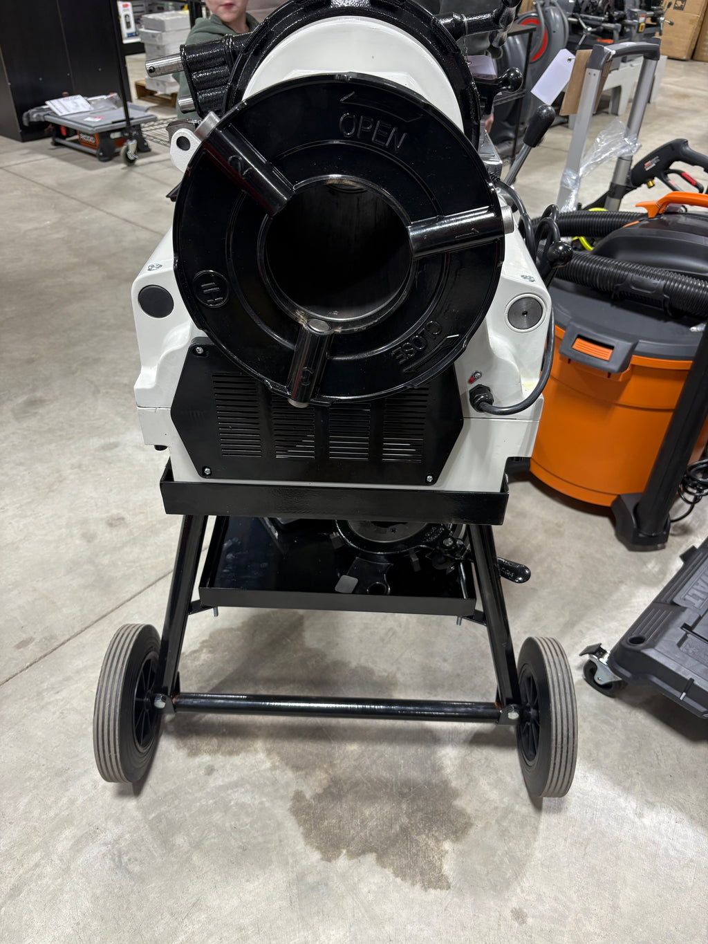 Brand new and fully assembled Klutch 4in. Electric Pipe Threader 110V