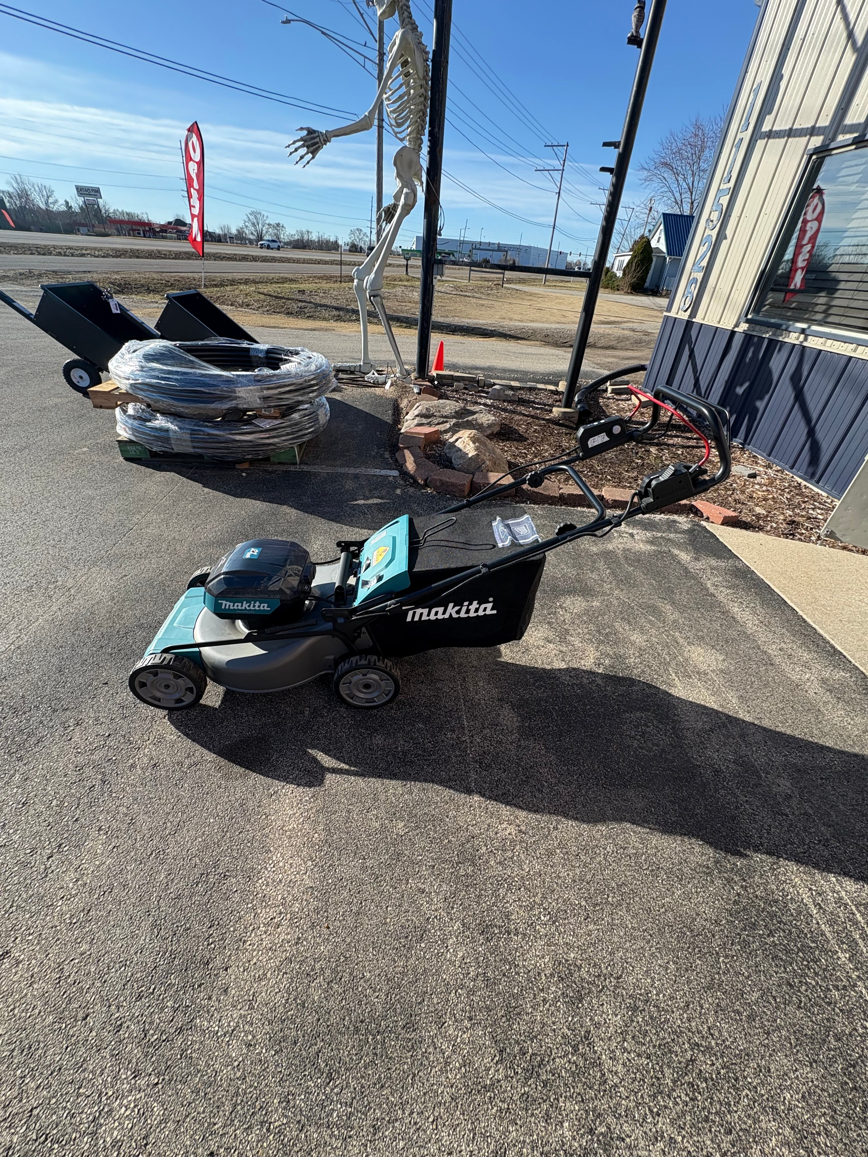 Brand new Makita 40V max XGT Brushless Cordless 21 in. Walk Behind Self-Propelled Commercial Lawn Mower Kit (8.0Ah)
