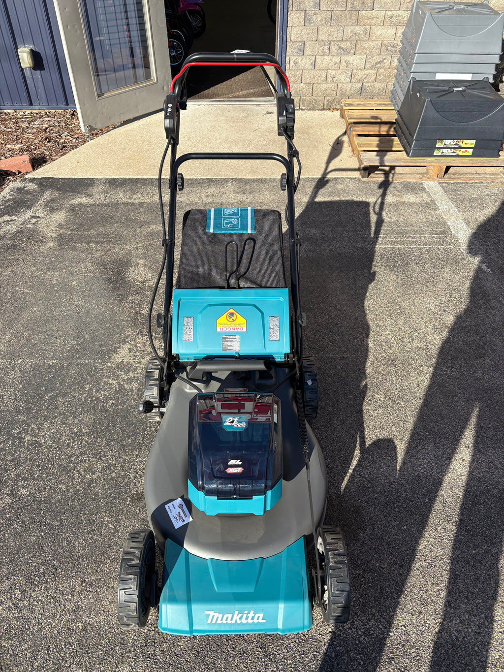 Brand new Makita 40V max XGT Brushless Cordless 21 in. Walk Behind Self-Propelled Commercial Lawn Mower Kit (4.0Ah)