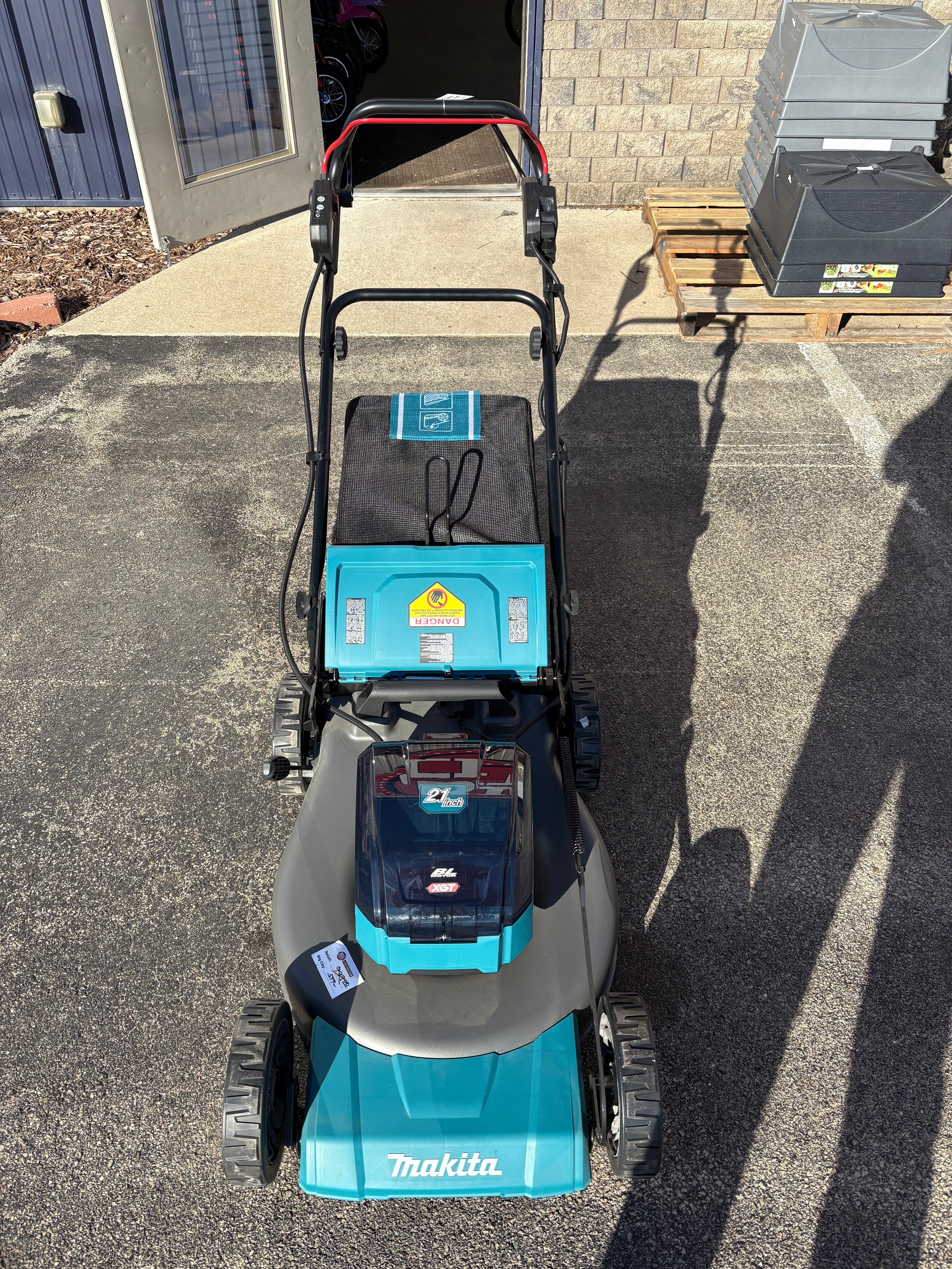 Brand new Makita 40V max XGT Brushless Cordless 21 in. Walk Behind Self-Propelled Commercial Lawn Mower Kit (4.0Ah)