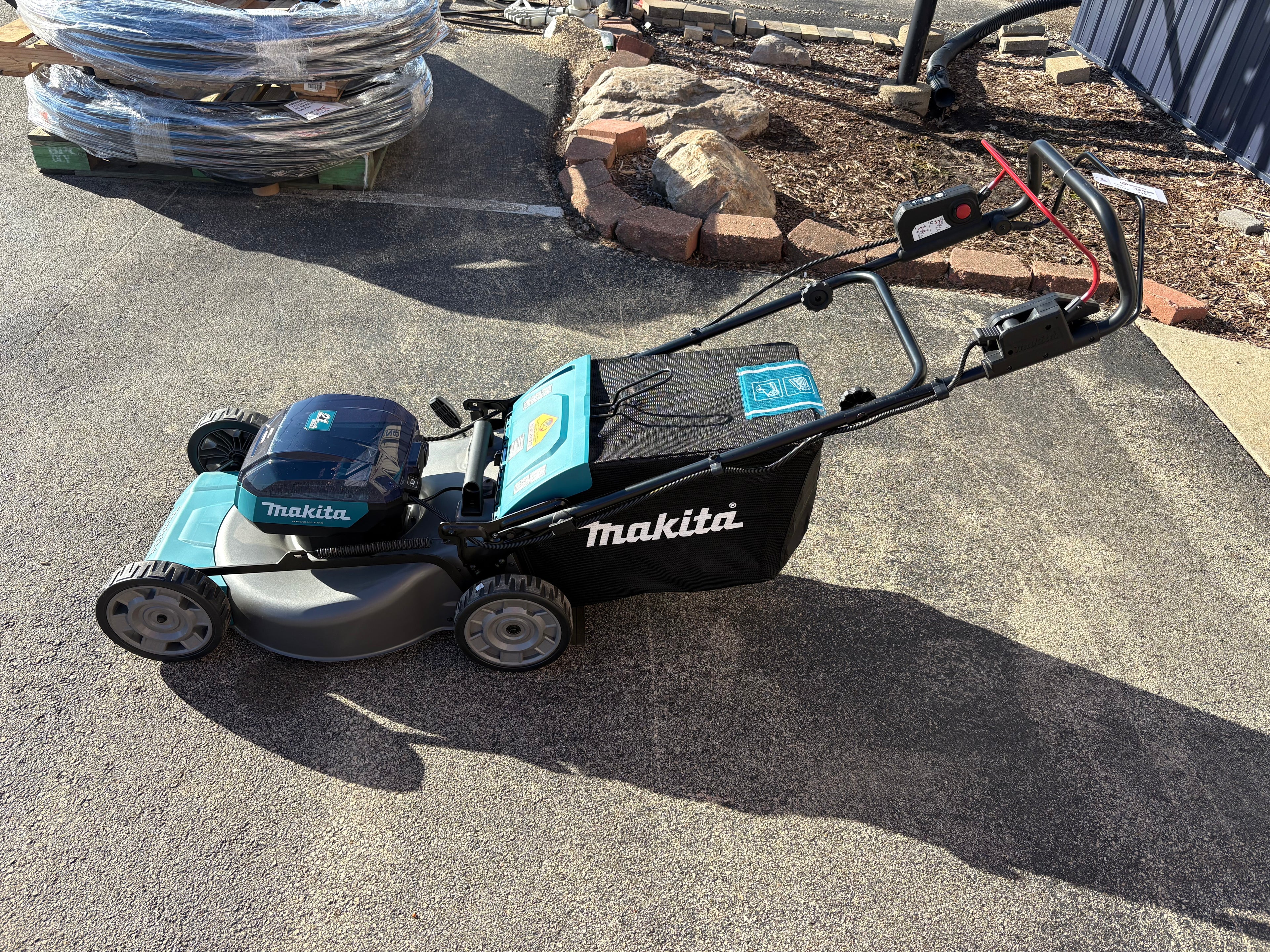 Brand new Makita 40V max XGT Brushless Cordless 21 in. Walk Behind Self-Propelled Commercial Lawn Mower Kit (4.0Ah)