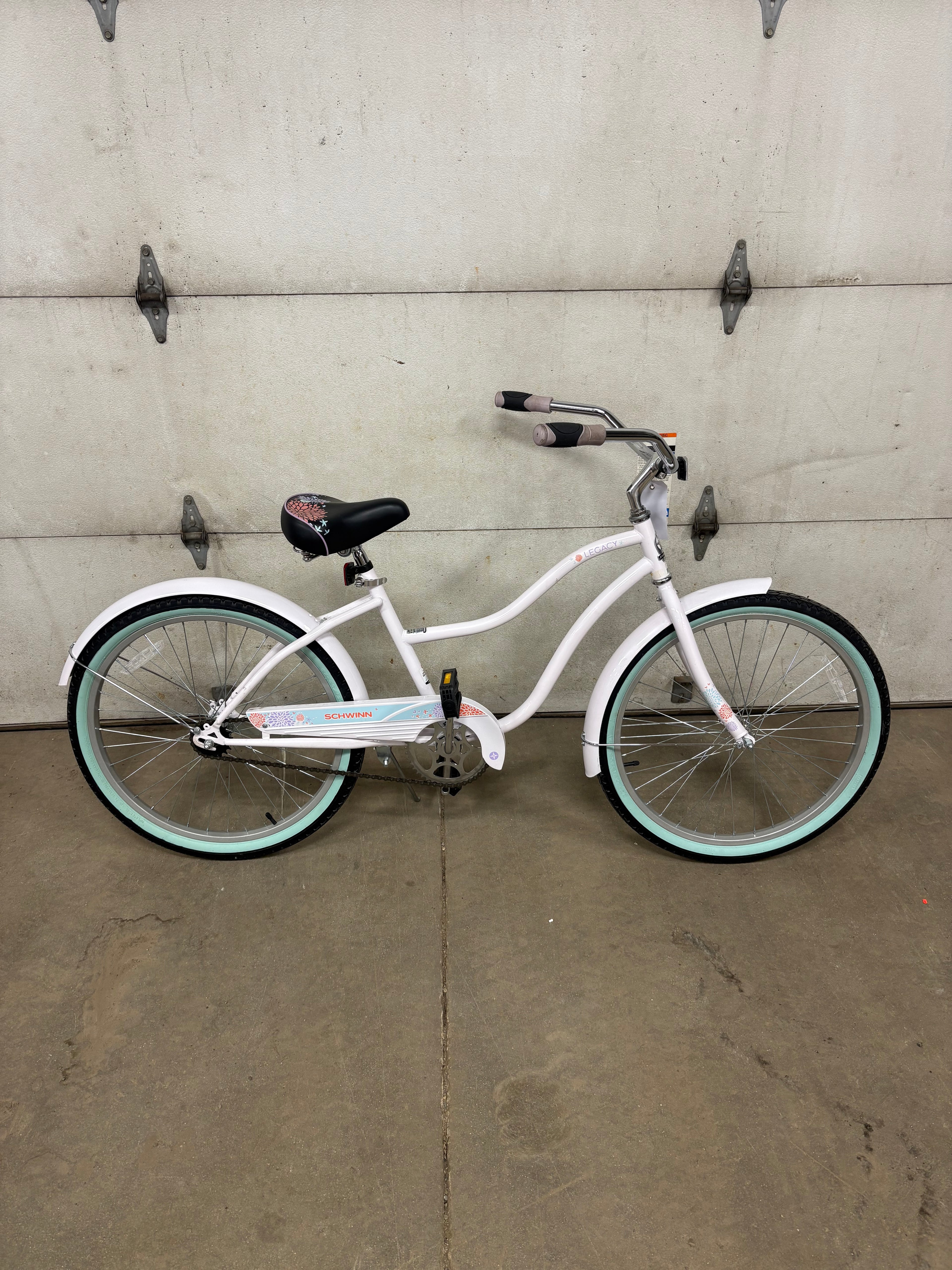 Schwinn Legacy Cruiser Bike, 24 Inch Wheel, Single Speed, White
