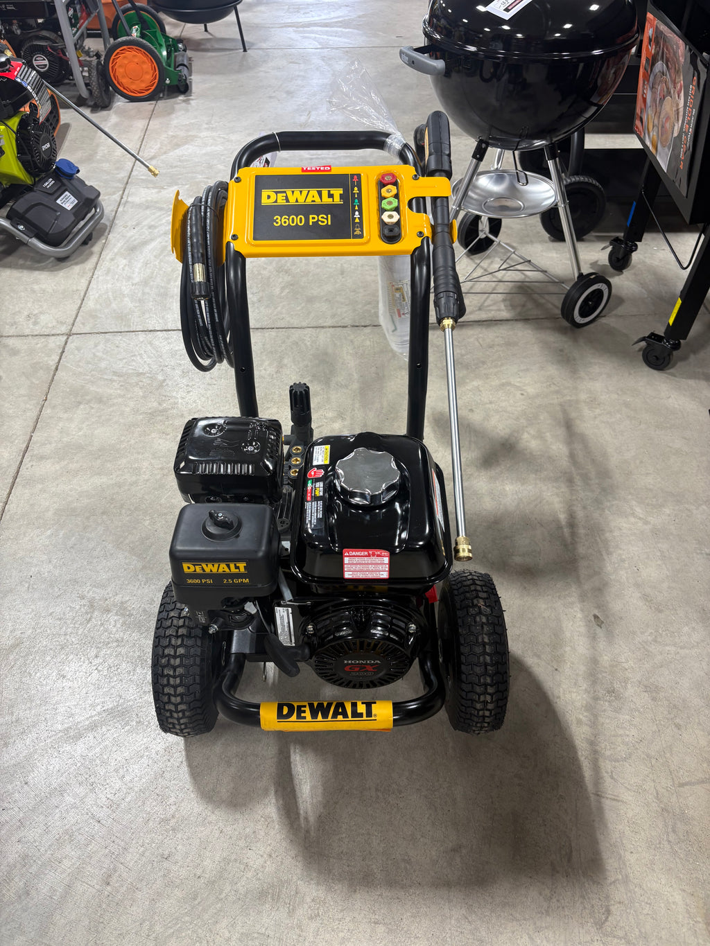 DEWALT 3600 PSI 2.5 GPM Gas Pressure Washer with Honda GX200 Engine, Heavy-Duty Commercial Cold Water Power Cleaner.