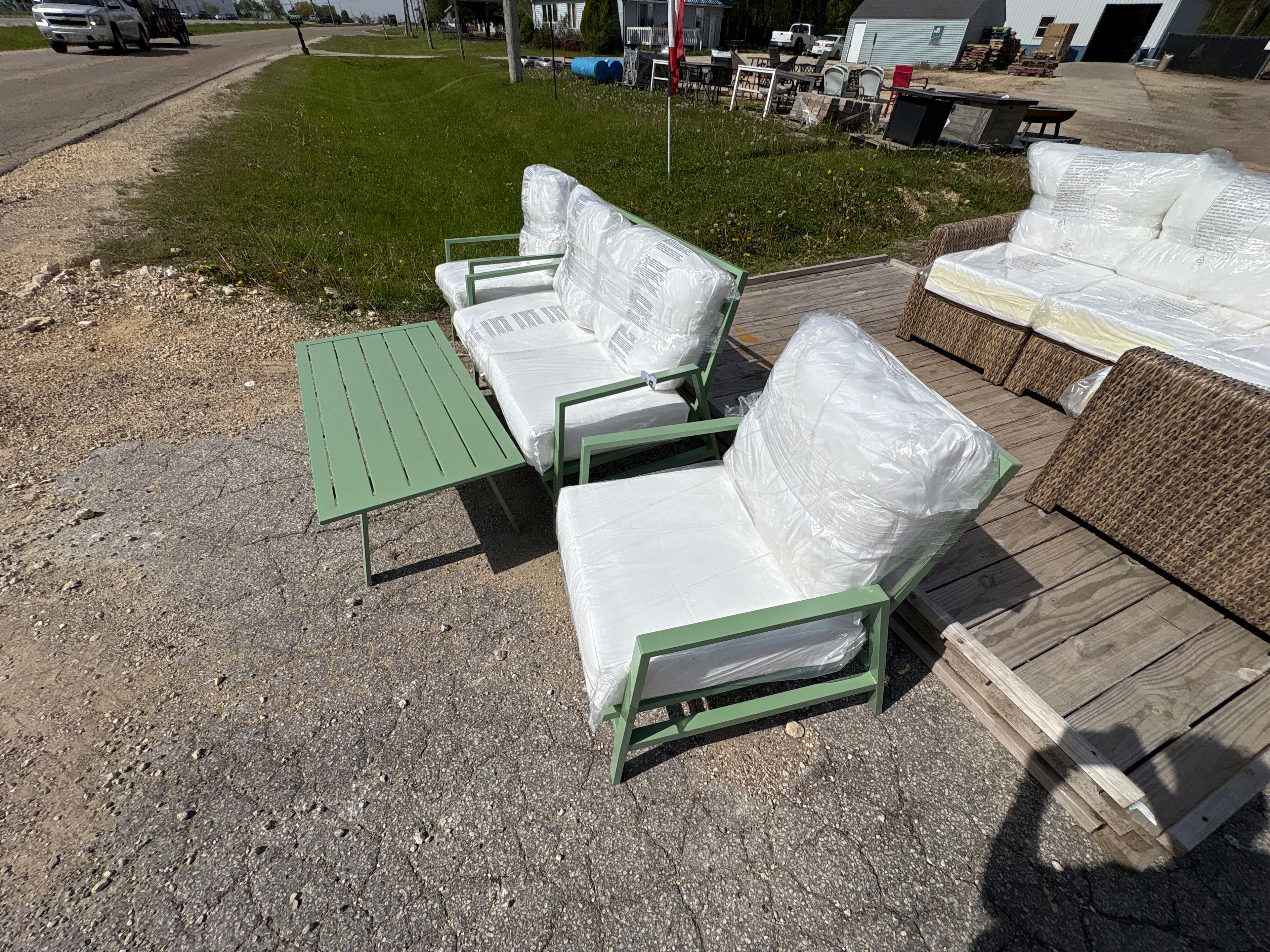 Brand new and Fully Assembled Sunnymead 4 PC Chat Set